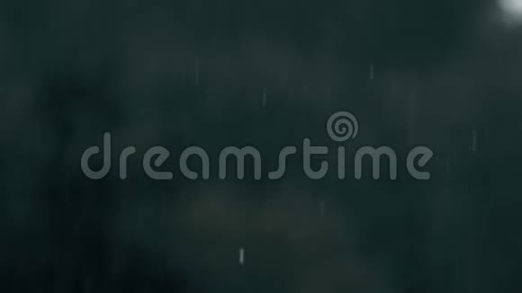 美丽的b卷镜头大雨在风暴中缓慢地落下视频的预览图
