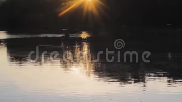 日落湖边小船度假生活背景幸福视频的预览图