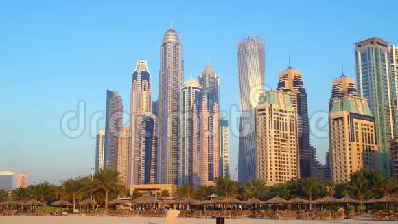 迪拜日落大厦离海滩4公里视频的预览图