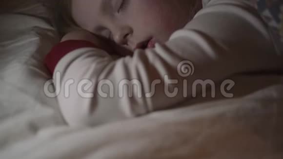 睡宝宝在床上快乐无忧无虑幸福在睡梦中孩子们没有咳嗽视频的预览图