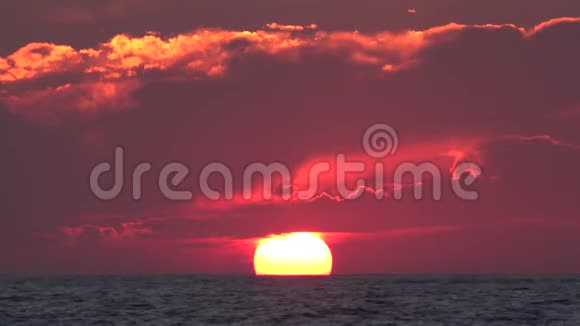 日落海滩海滨日出夏季日落海洋视频的预览图