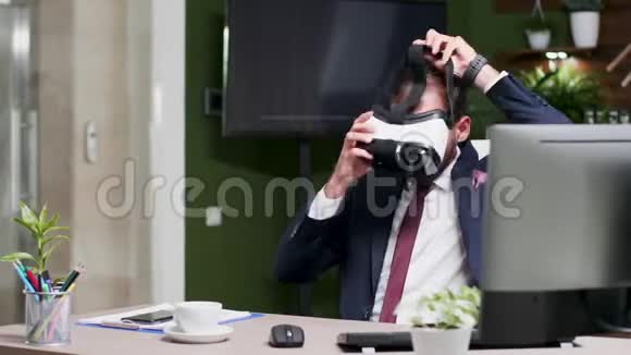 办公室工作人员用虚拟现实耳机阅读销售数据的多利镜头视频的预览图