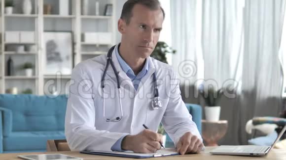 高级医生书写医疗文件病人处方视频的预览图