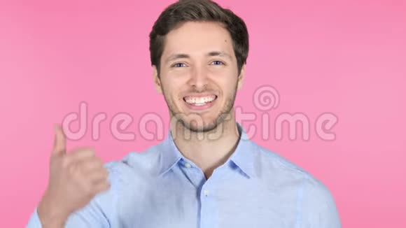 粉色背景的年轻商人大拇指朝下视频的预览图