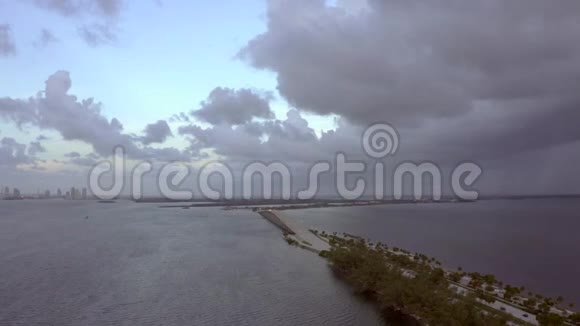 空中全景风暴逼近迈阿密飓风阴视频的预览图