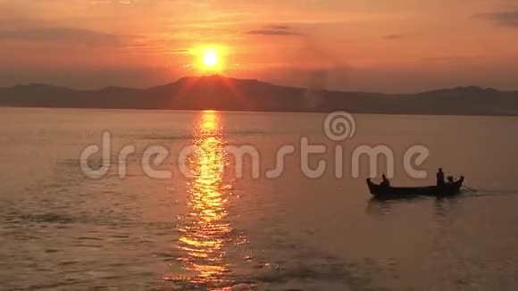 日落时小船剪影视频的预览图