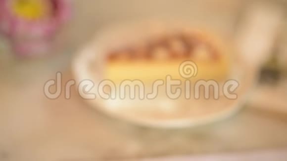 手握澳洲坚果蛋糕一张摆在桌上视频的预览图
