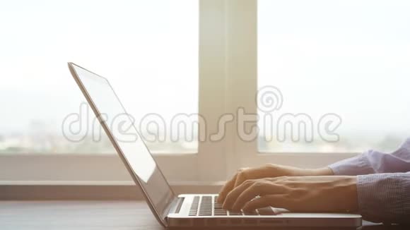 4K手在笔记本电脑键盘上打字潘照相机商务女性在工作空间的笔记本电脑上工作视频的预览图
