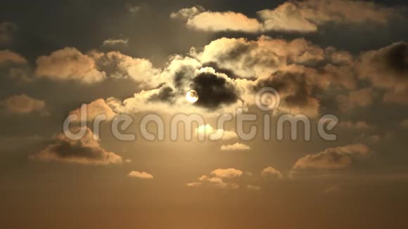 天空中乌云密布的日落乌云密布的黄昏时间流逝视频的预览图