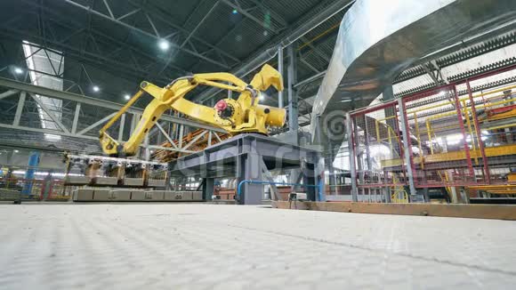 用现代工厂工业设备机械搬迁砖批的快速运动视频的预览图