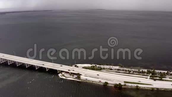 空中朝向堤道倾斜以显示接近飓风风暴视频的预览图