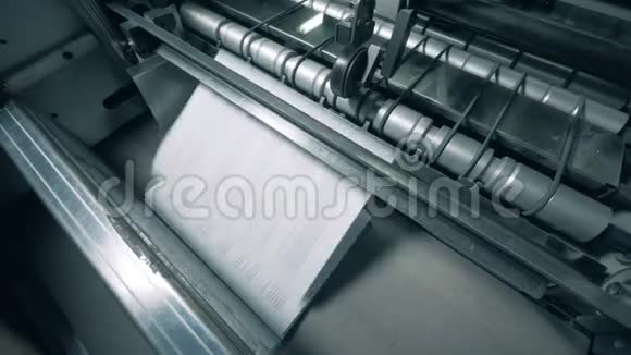 带有文字的纸页正在机械地发行印刷厂设备视频的预览图