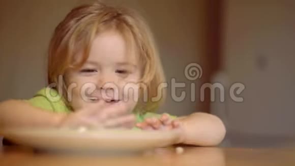 快乐的小男孩勺子吃自己宝宝吃快乐的小男孩勺子吃自己儿童保育快乐的孩子吃早餐视频的预览图