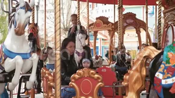 假日公园里的旋转木马带着马的快乐之旅视频的预览图