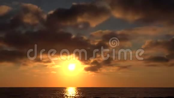 日落海滩时间推移海滨日出夏季日落海景视频的预览图