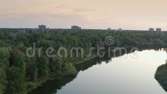 普里皮亚特鬼城和河流的无人视野视频的预览图