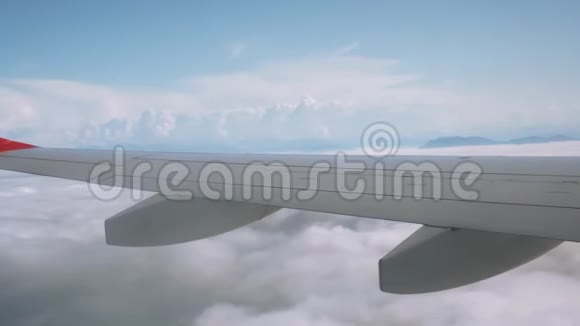 从飞机上透过窗户看到难以置信的美丽的云彩和天空视频的预览图