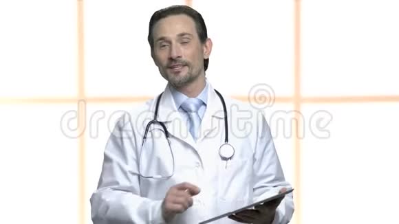 自信成熟的医生讲课视频的预览图