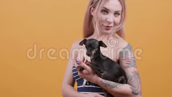 一个性感纹身金发女孩和她的宠物的肖像视频的预览图