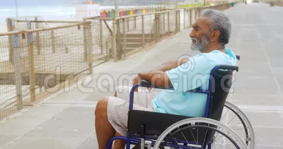 考虑周到的残疾积极老年非裔美国人男子轮椅在长廊4k视频的预览图