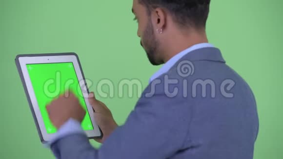 年轻留胡子的波斯商人使用数码平板电脑的近距离后视镜视频的预览图