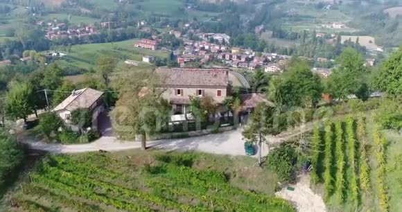 酒店在意大利的一座山顶上背景是一个小村庄在意大利种植葡萄美丽的框架视频的预览图