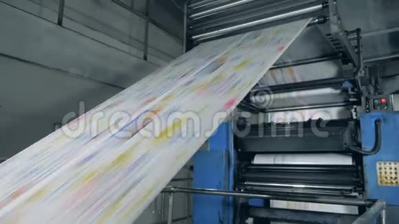 印刷设备与彩色纸滚动在印刷设施印刷报纸视频的预览图