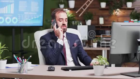 在现代的办公室里下班后一个商人正在打电话视频的预览图