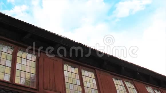 斯德哥尔摩城市的传统木制建筑有玻璃有木制屋顶和蓝天视频的预览图