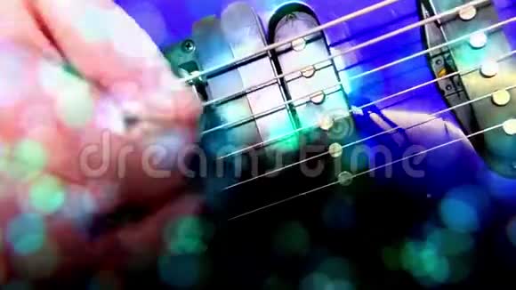 吉他手弹摇滚电吉他抽象吉他特写轻FX视频的预览图
