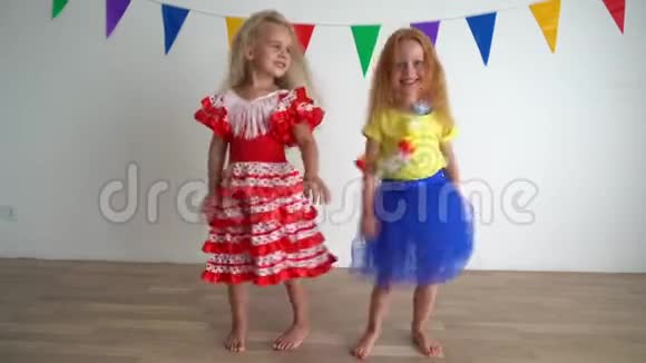 有趣的女孩在镜头前摆着五颜六色的裙子跳舞照相机视频的预览图