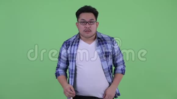 年轻体重超重的亚洲嬉皮士得了坏消息视频的预览图