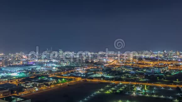 夜晚城市的节奏迪拜运河附近的道路被照亮视频的预览图