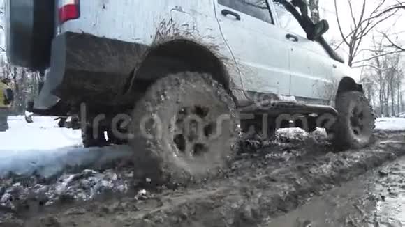 吉普车穿过泥泞视频的预览图