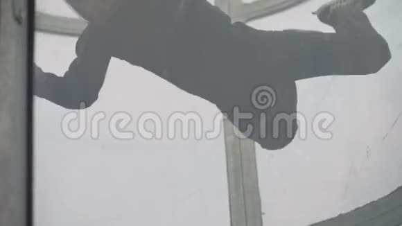 空中飞行者在风洞中飞行训练跳跃式室内跳伞隧道视频的预览图
