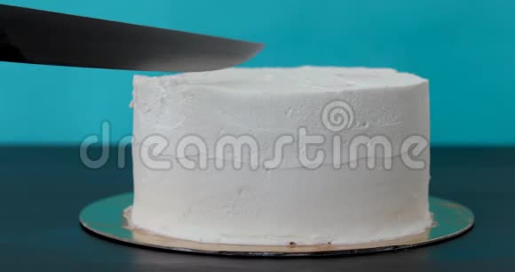 女人用奶油和海绵蛋糕层切一块自制蛋糕视频的预览图