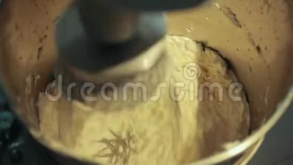 面包店厨房用不锈钢搅拌机做蛋糕奶油视频的预览图