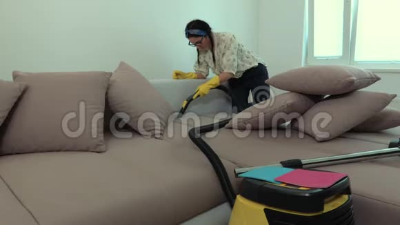 女人用吸尘器清洁沙发检查真空压力视频的预览图