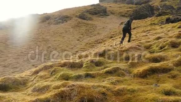 在冰岛登山视频的预览图