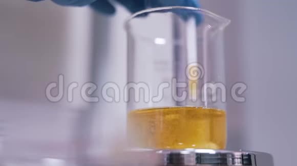 实验室里用液体覆盖视频的预览图