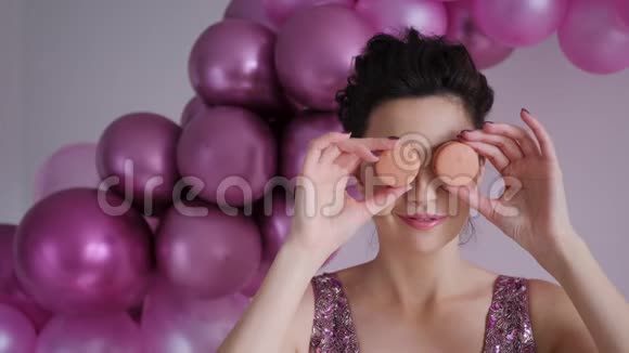 一个穿紫色衣服的年轻女人放了一块圆饼视频的预览图