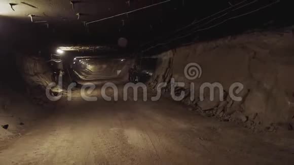 矿工乘坐地下交通工具视频的预览图