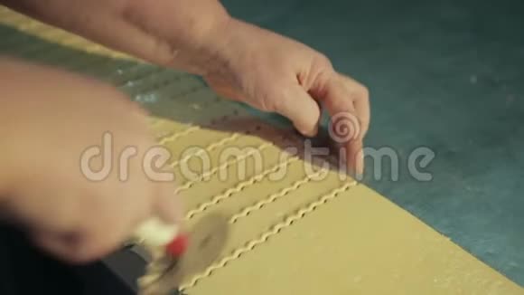 女厨师采用滚刀或糕点轮切割制作弯边视频的预览图