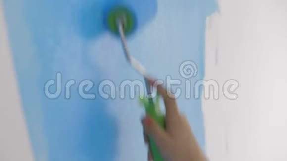 小女孩用滚筒画墙视频的预览图
