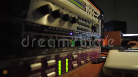 录音和混合声音的音乐工作室设备仪表信号灯视频的预览图