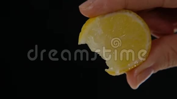 一个女人的手捏着一个黄色的柠檬大镜头视频的预览图