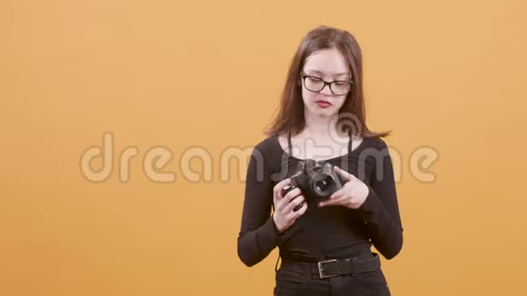 十几岁的女摄影师用她的专业拍照视频的预览图