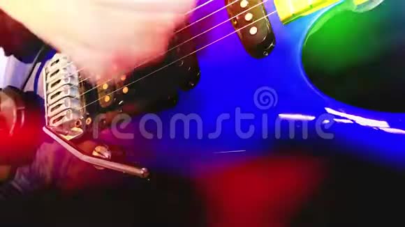 吉他手弹摇滚电吉他抽象吉他特写轻FX视频的预览图