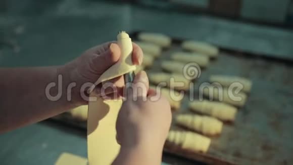 糖果女手正在转动不锈钢管制作羊角面包视频的预览图