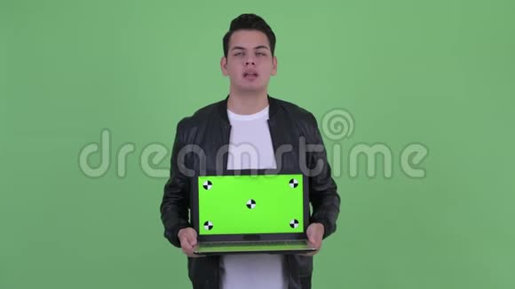 戴着笔记本电脑的多民族青年视频的预览图